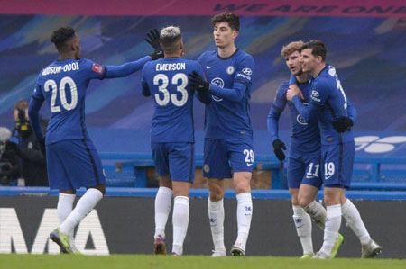 NBA罕见画面，罗德曼撤步三分命中，提前庆祝